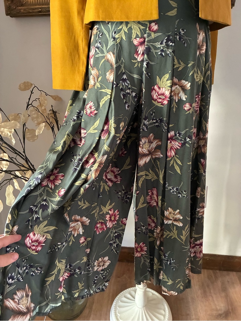 Vintage Outback Red Floral High Waisted Cropped Gaucho Pants Size 6